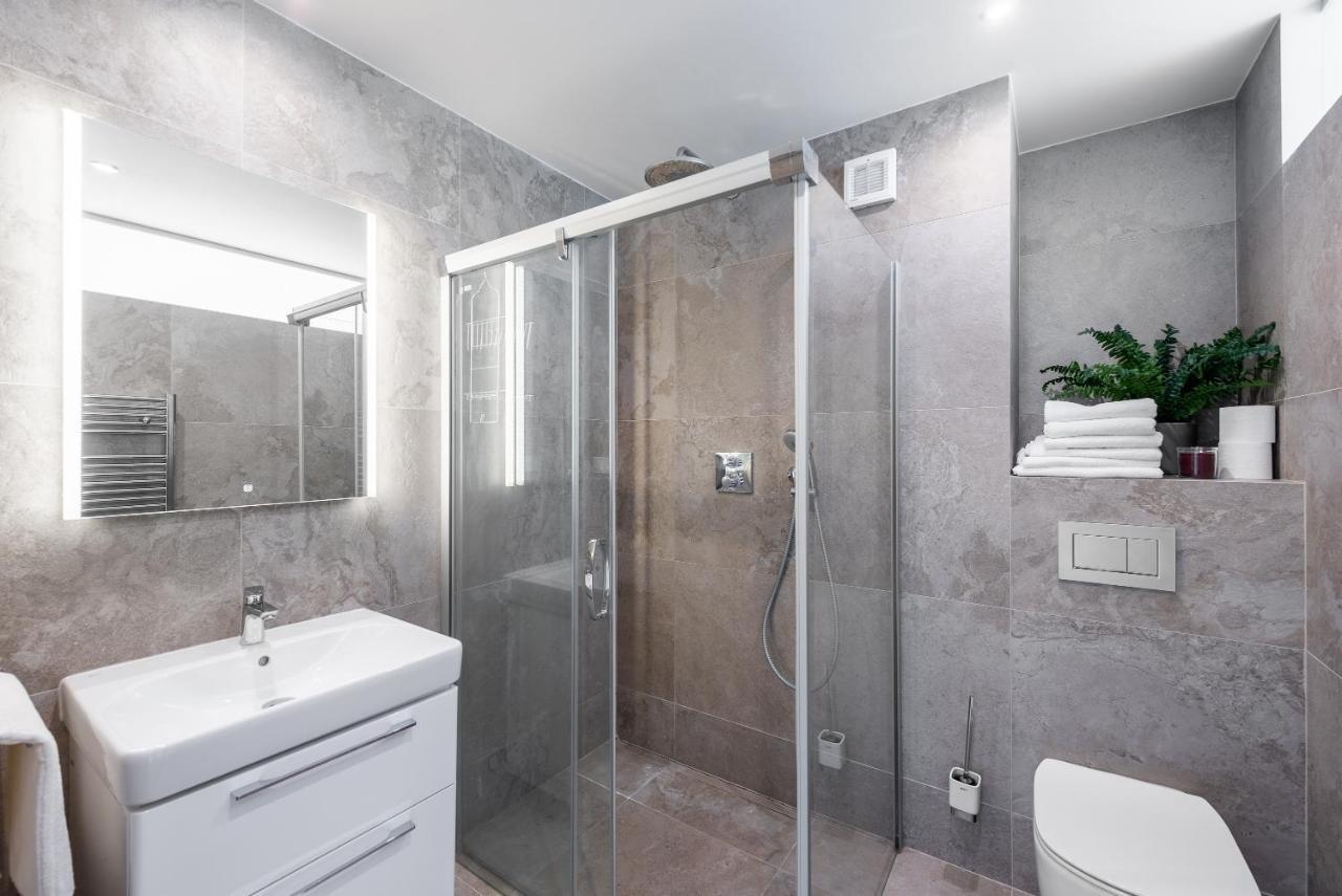 Apartment With 4 Bedrooms Prag Exteriör bild